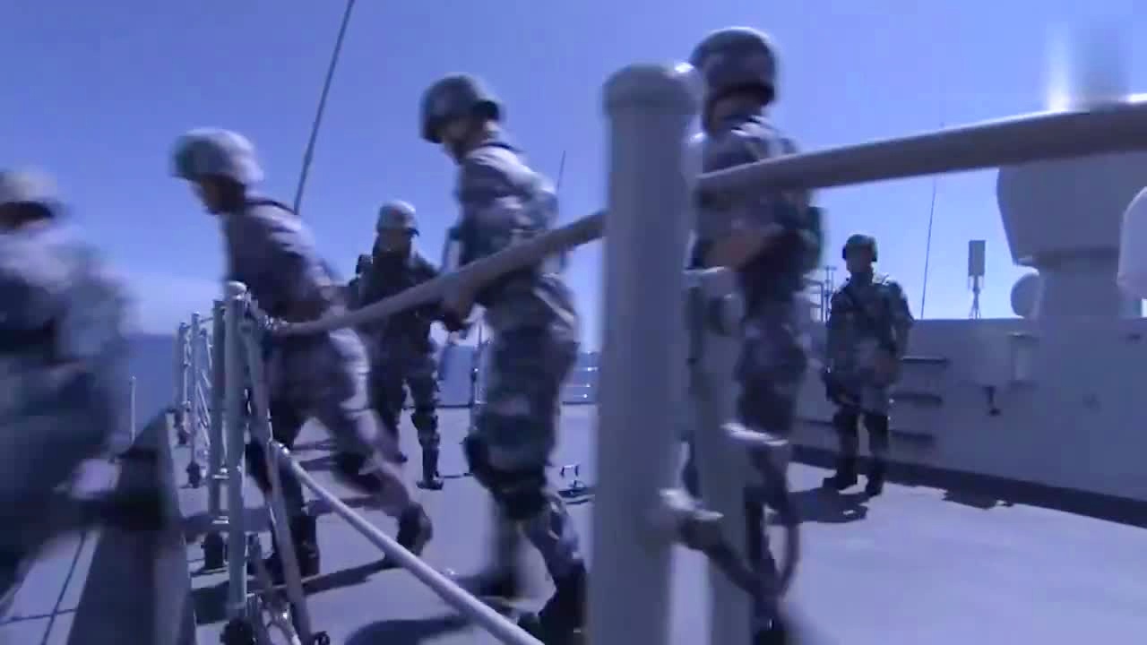 中国海军在亚丁湾打击海盗的视频,展现大国海军力量的英勇瞬间,中国海军在亚丁湾打击海盗瞬间,展现大国海军力量的英勇风采