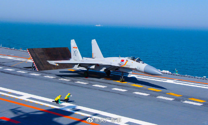 歼-15战斗机首次着舰成功,中国海军航空兵迈入新时代,歼-15战斗机成功首飞,中国海军航空兵迈入新时代里程碑