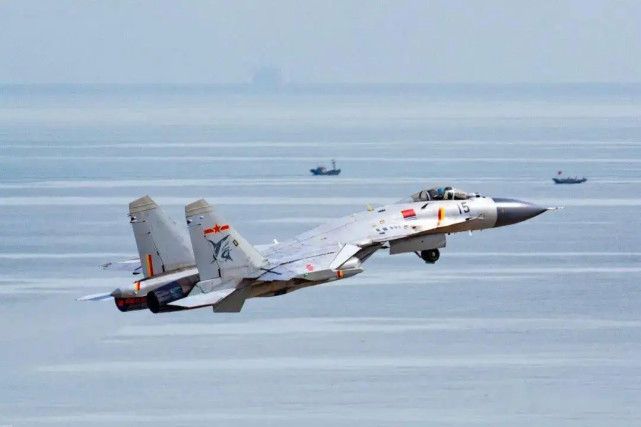 歼-15战斗机首次着舰成功,中国海军航空兵迈入新时代,歼-15战斗机成功首飞,中国海军航空兵迈入新时代里程碑