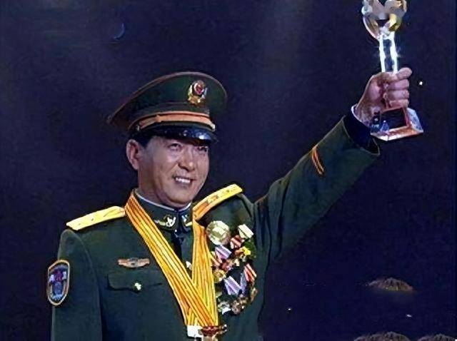 独臂将军丁晓兵，英勇无畏的传奇人生，独臂将军丁晓兵，英勇无畏的传奇人生之路