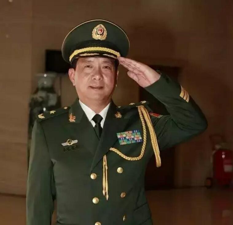 独臂将军丁晓兵,英勇无畏的传奇人生,独臂将军丁晓兵,英勇无畏的传奇人生之路