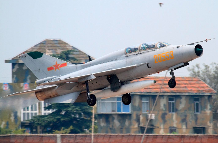 中国新型战斗机歼-16D的服役,空中力量的崭新篇章,中国歼-16D战斗机服役,空中力量迎来崭新篇章