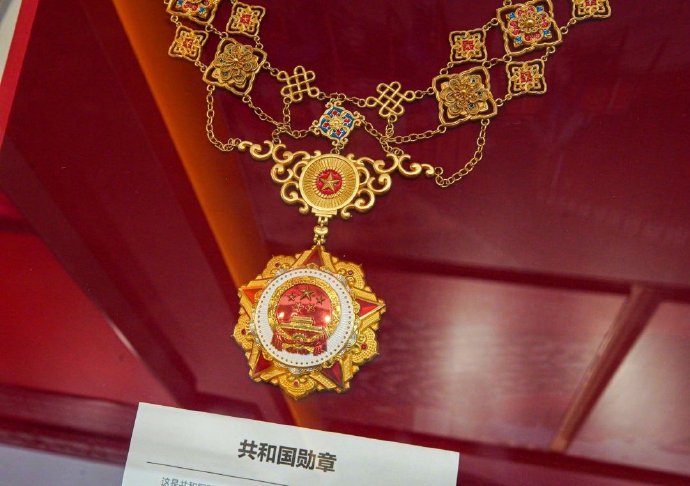 共和国勋章难拿吗？解析其背后的挑战与荣誉，共和国勋章背后的挑战与荣誉，难以获得的殊荣解析