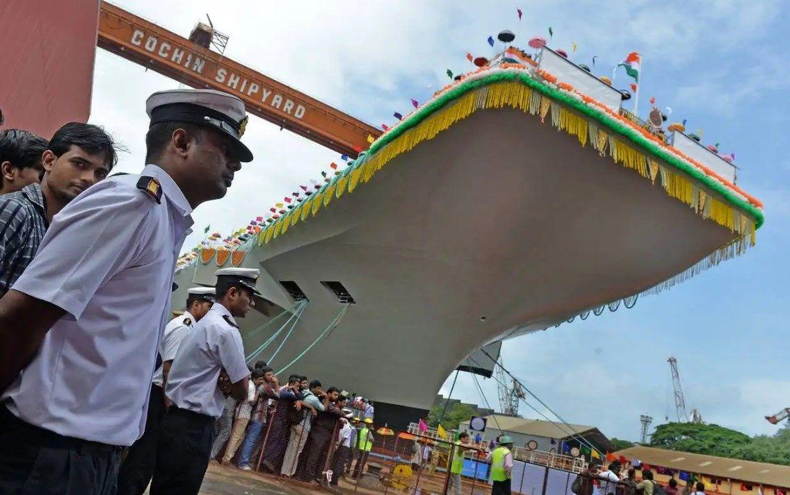 航空母舰可以飞上天吗？——对现代航母能力与局限的探讨，现代航空母舰的飞行能力与局限，能否腾空而起？