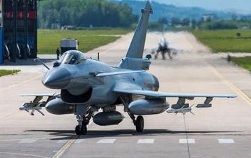 歼-10C最新战斗机，中国空军的崭新利剑，中国空军新利器，歼-10C最新战斗机亮相，展现强大战力