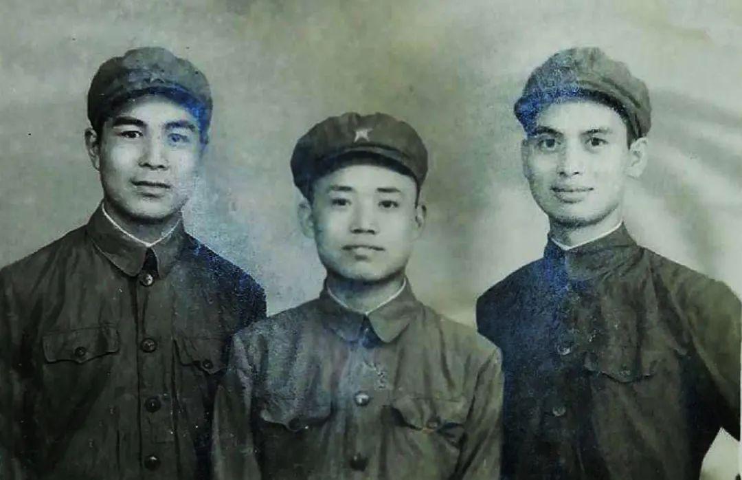 中国人民解放军仪仗队女兵抱着孩子的形象,荣耀与母爱的交织,中国人民解放军仪仗队女兵抱子形象,荣耀与母爱的完美交融