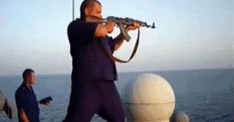 中国海军的坚定立场,用枪指海盗,维护海上安全,中国海军铁腕捍卫海上安全,坚决打击海盗行为