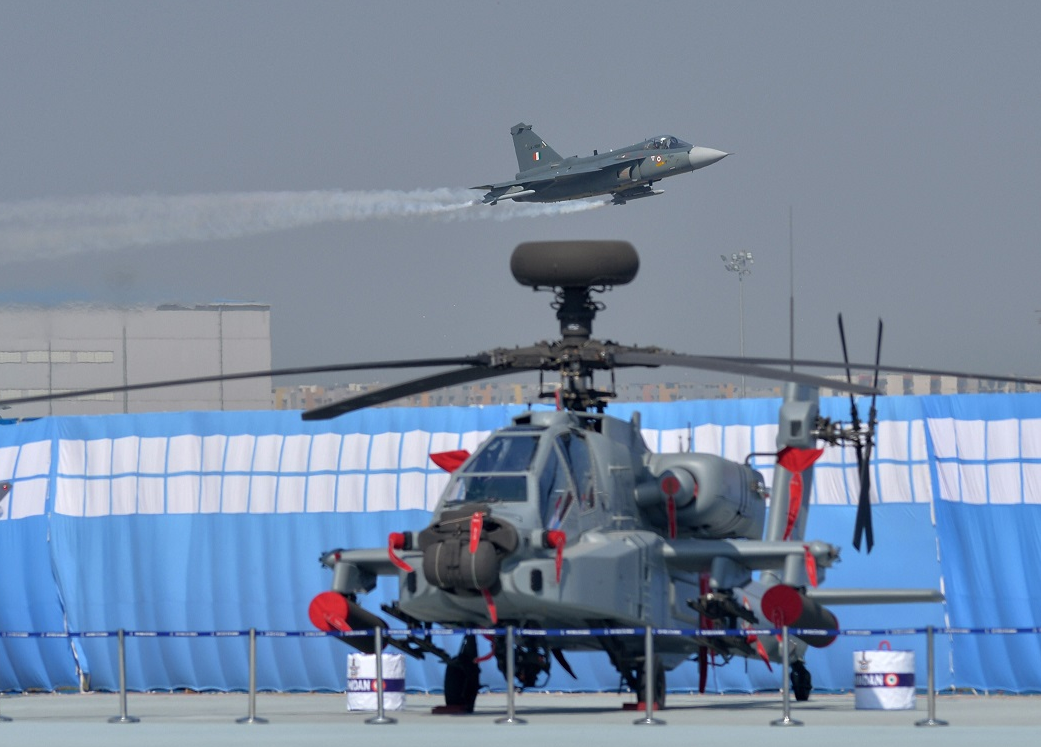 武直-10与长弓阿帕奇,空中力量的对比与解析,武直-10与长弓阿帕奇,空中力量对比深度解析