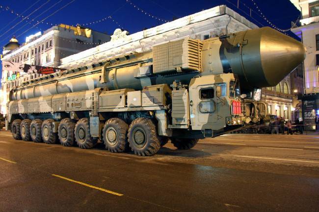 白杨洲际导弹与东风41,两大巨擘的交汇与比较,白杨洲际导弹与东风41,两大巨擘的对比与交汇分析