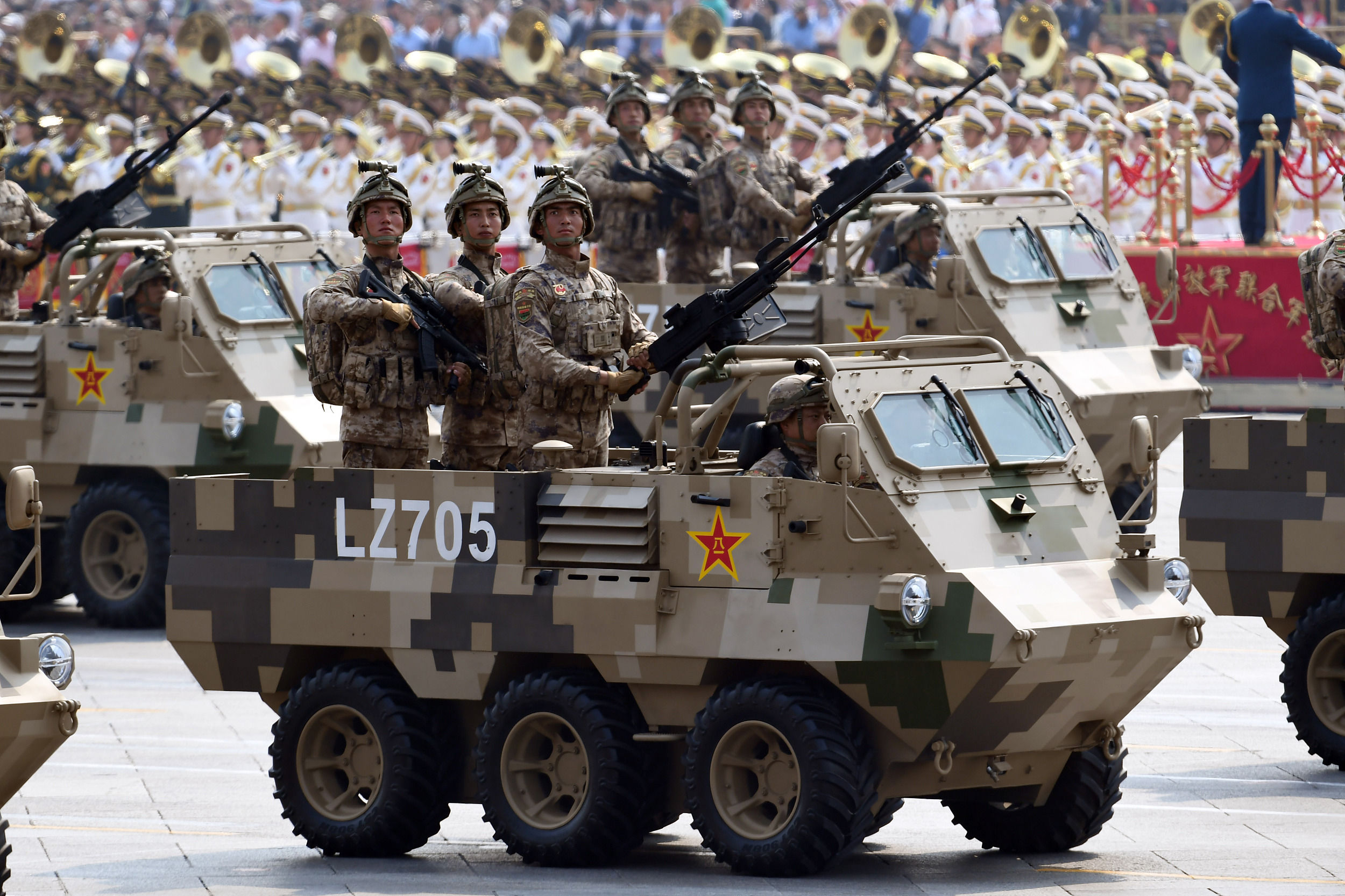 阅兵方阵里士兵们的全副武装,英勇无畏,展现国家力量,阅兵方阵展现国家力量,士兵全副武装,英勇无畏