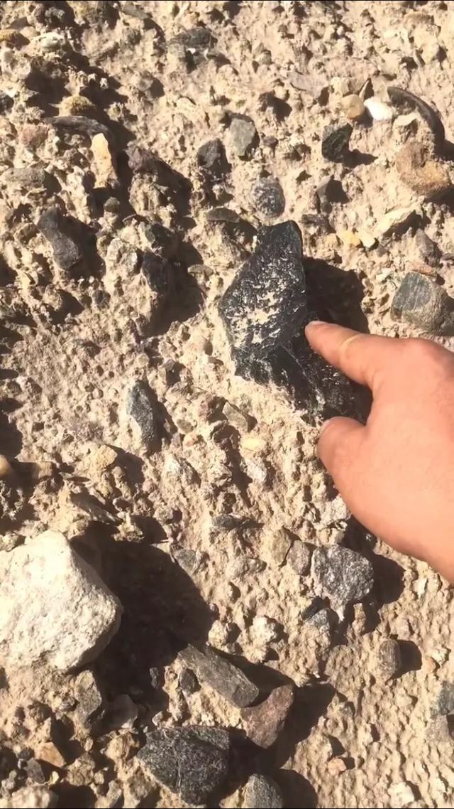 昆仑山捡玉石,探寻神秘宝石之旅,昆仑山探寻神秘玉石之旅,宝石探秘之旅