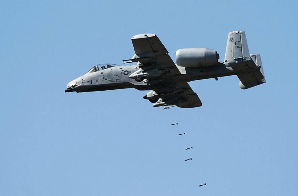 揭秘A-10攻击机被击落记录,战争中的挑战与战术应对,揭秘A-10攻击机的战争挑战与战术应对,被击落记录全解析