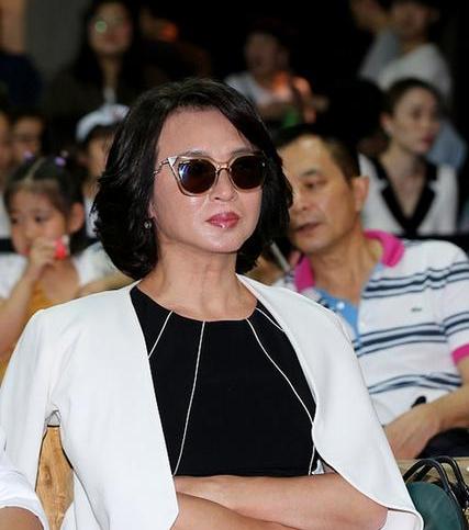 中央七台军事男主持人,展现军魂的荧幕使者,中央七台军事男主持人,荧幕上的军魂使者