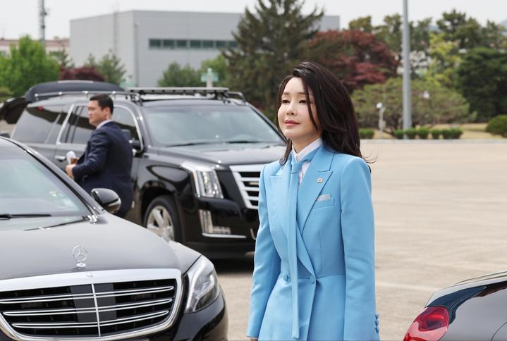 韩国唯一没坐牢的总统,李明博的传奇与争议,韩国唯一未入狱总统李明博的传奇与争议之路