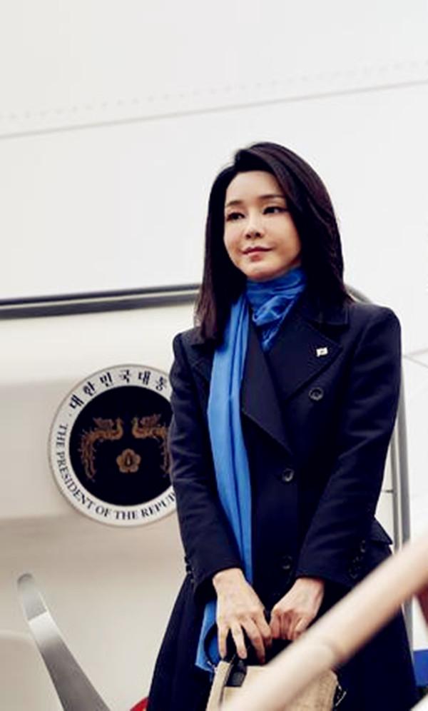 韩国唯一没坐牢的总统,李明博的传奇与争议,韩国唯一未入狱总统李明博的传奇与争议之路