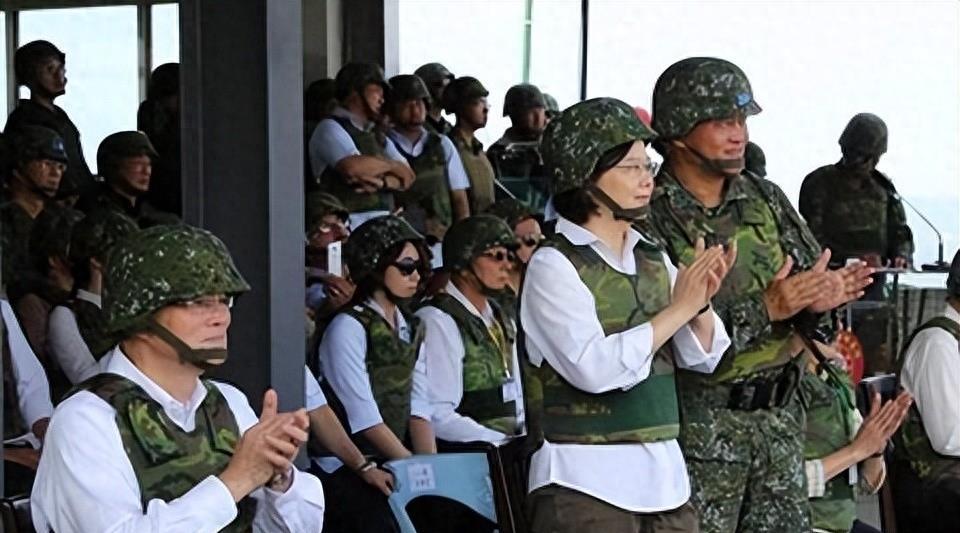 山东舰航母通过台湾海峡的意义,山东舰航母通过台湾海峡的意义,彰显国家主权与海洋实力的重要象征。