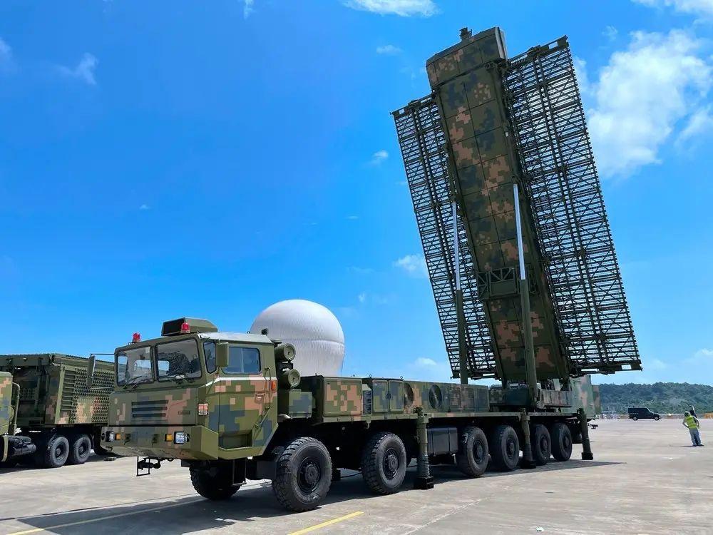 东风导弹家族的新成员,东风-21D导弹车的长度揭秘,东风导弹家族新成员揭秘,东风-21D导弹车长度曝光