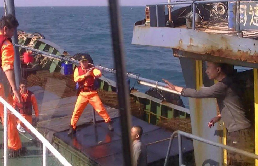 从战舰到海警,052型驱逐舰的华丽转身,052型驱逐舰,从战舰到海警的华丽转型