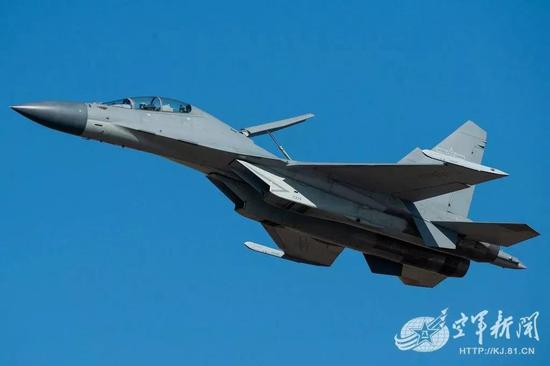 歼-16战机拦截外军飞机,空中力量的骄傲与担当,歼-16战机英勇拦截外军飞机,空中力量的荣耀与责任