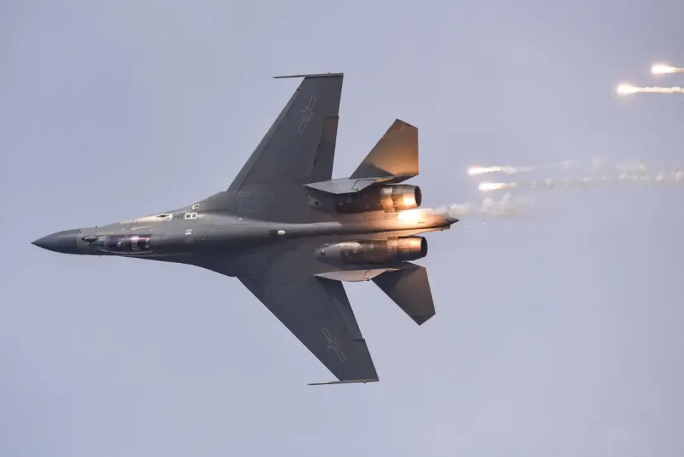 歼-16战机拦截外军飞机,空中力量的骄傲与担当,歼-16战机英勇拦截外军飞机,空中力量的荣耀与责任