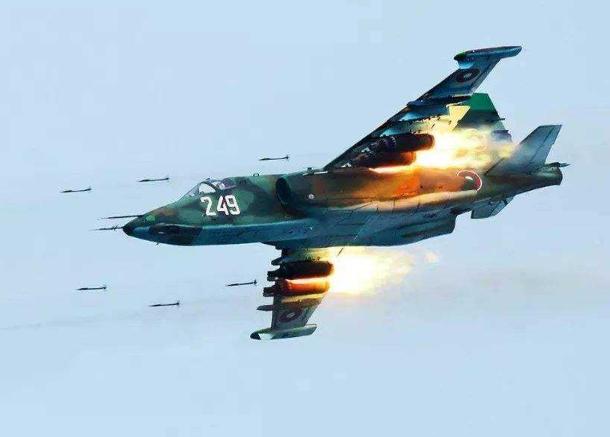 苏-25战机俯冲投弹,空中力量的震撼展示,苏-25战机震撼展示空中力量,俯冲投弹瞬间震撼全场