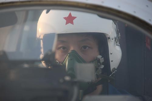 中国女兵飞行员照片,展现英勇无畏与坚毅不屈的精神风貌,中国女兵飞行员英勇风貌,无畏坚毅,翱翔蓝天