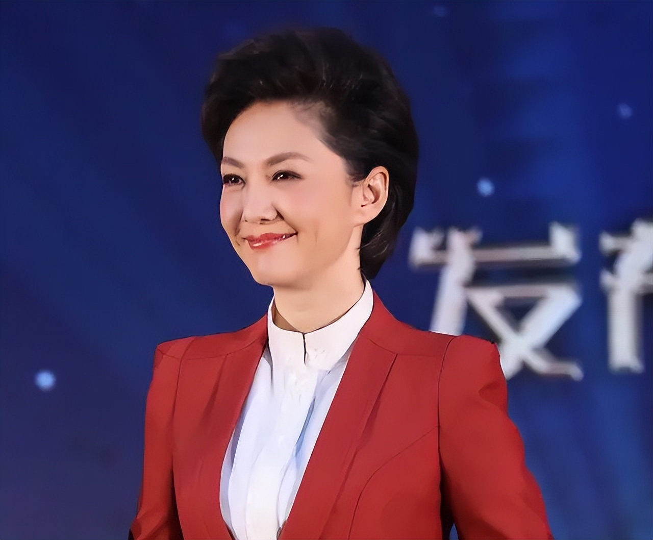 中央电视台新闻联播主持人海霞,时代的见证者,海霞,时代变迁的见证者——中央电视台新闻联播主持人