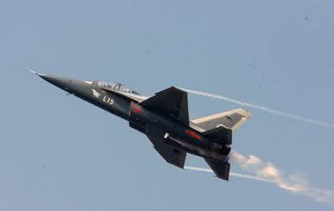 山鹰教练机与L-15猎鹰教练机,孰优孰劣?深度探讨两者优劣,山鹰教练机与L-15猎鹰教练机,深度对比与优劣探讨