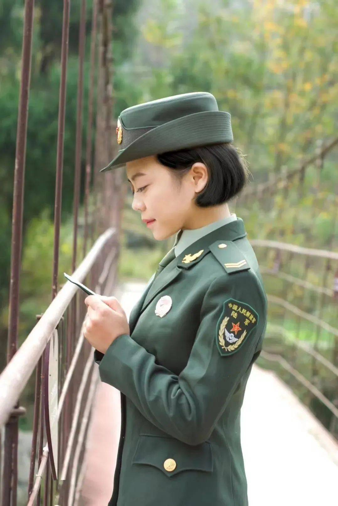 最美女兵退伍,荣耀与未来的交织,最美女兵退伍,荣耀与未来的碰撞