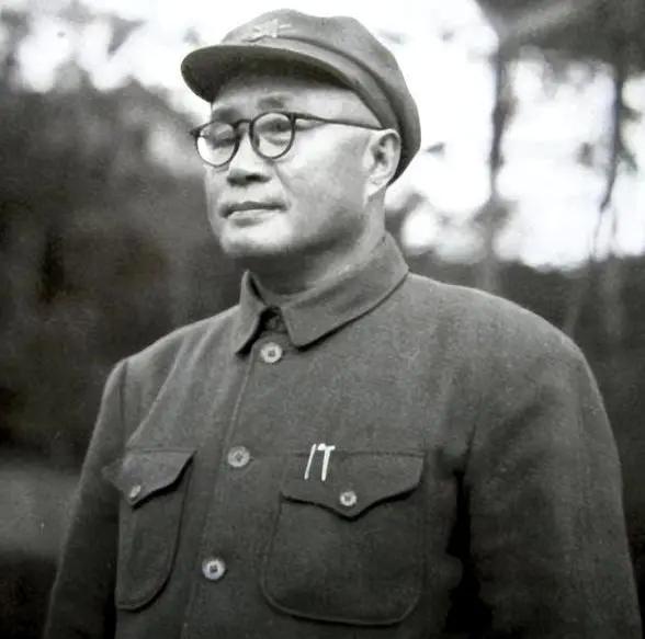 中国人民志愿军司令员兼政委，英勇无畏的领导者，中国人民志愿军司令员兼政委，英勇无畏的领导力典范